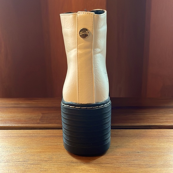 White platform boot with silver hoop detail - Picture 3 of 3